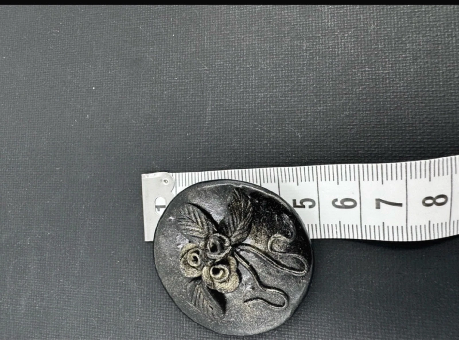 Broche vintage negra con motivo floral – photo 4
